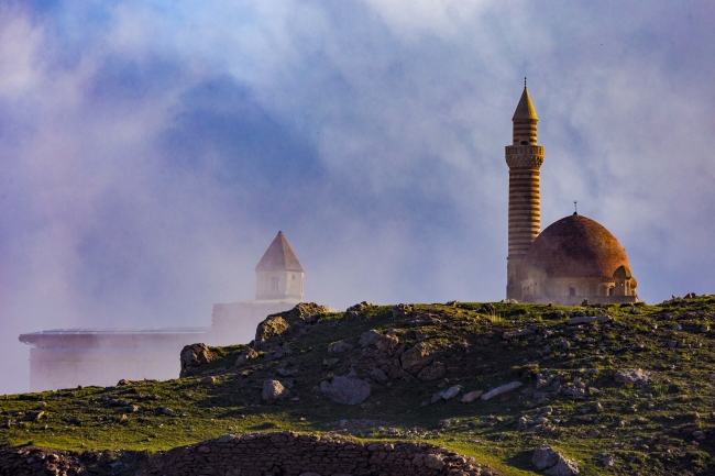 Osmanlı mimarisinin seçkin örneklerinden İshak Paşa Sarayı sisler içinde